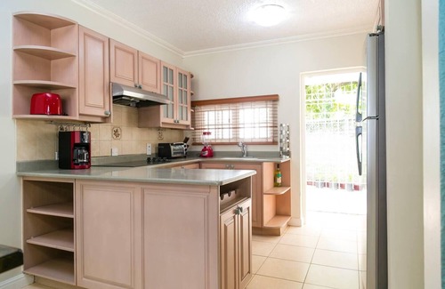 Kingston House | Captivating 2-Bed Town-House in Kingston