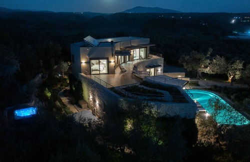 Tragana Villa | Captivating 5br pool villa close Navarino Golf
