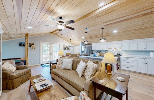 Tylertown Apartment | Captivating barn loft w/scenic views, outdoor charcoal grill, firepit & AC