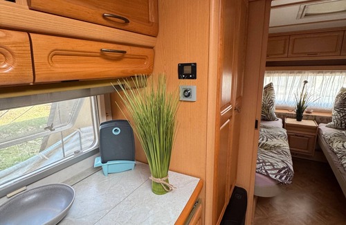 Plaue House | Caravan 'La Pura Vida' with Private Terrace, Shared Garden and Wi-Fi