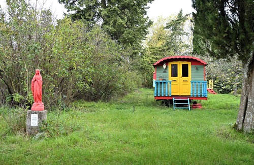 Pech-Luna Apartment | Caravan 'Roulotte Félicie ' with Shared Pool, Private Garden and Wi-Fi
