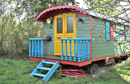 Pech-Luna Apartment | Caravan 'Roulotte Félicie ' with Shared Pool, Private Garden and Wi-Fi