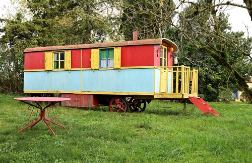 Pech-Luna Apartment | Caravan 'Roulotte Gypsie Violette' with Shared Pool, Private Garden and Wi-Fi