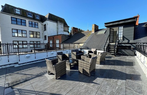 Century Wharf Apartment | Cardiff flat with roof-terrace