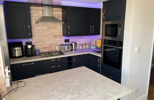 Fairwater House | Cardiff - Sleeps 7 - Parking - Jacuzzi - Garden ๐พ Free bottle of Prosecco for August 25 Bookings ๐พ