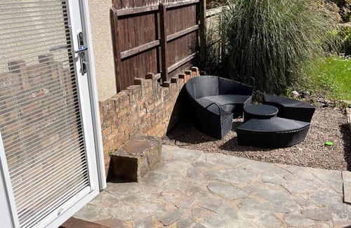 Fairwater House | Cardiff - Sleeps 7 - Parking - Jacuzzi - Garden ๐พ Free bottle of Prosecco for August 25 Bookings ๐พ