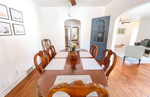 Springfield House | Cardinal House: Foseball, Sunroom, 6ft Fence, King Bed, Near Hospital & BassPro