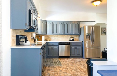 Springfield House | Cardinal House: Foseball, Sunroom, 6ft Fence, King Bed, Near Hospital & BassPro