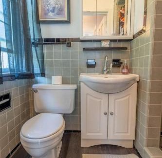 Cornwall House | Cardinal Inn Romantic Room