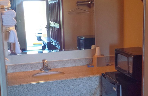 Flatonia Hotel | Carefree Inn Flatonia