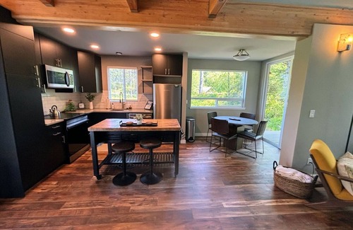 Tierra Del Mar House | Cargo Cove-New cozy container home! Block to beach.