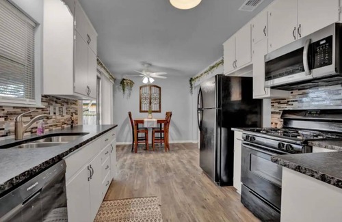 Fredericksburg House | Cari’s Place! Sleeps 6/Fenced Yard/Fire Pit & Hot Tub