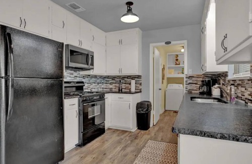 Fredericksburg House | Cari’s Place! Sleeps 6/Fenced Yard/Fire Pit & Hot Tub