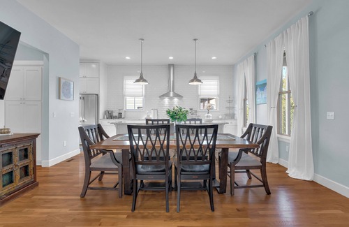 Hoyt House | CARLTON LANDING! 3-bedroom house with Partial lake views in Carlton Landing