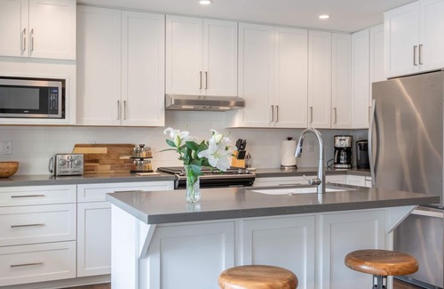 Golden Rectangle Apartment | Carmel-By-The-Sea Two King Bedroom en-suite Bath Rental in Town