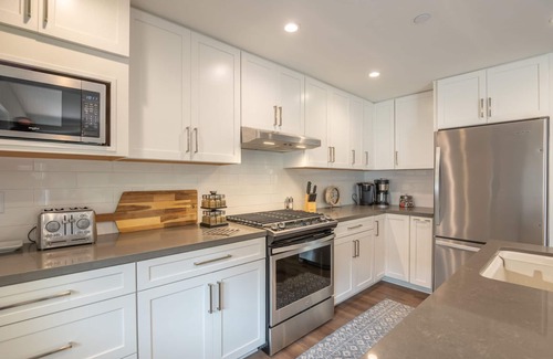 Golden Rectangle Apartment | Carmel-By-The-Sea Two King Bedroom Rental w/En Suite Granite Baths