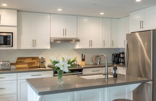 Golden Rectangle Apartment | Carmel-By-The-Sea Two King Bedroom Rental w/En Suite Granite Baths