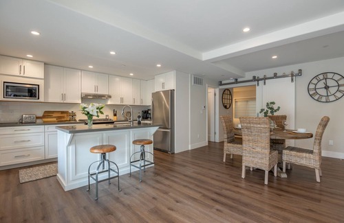 Golden Rectangle Apartment | Carmel-By-The-Sea Two King Bedroom Rental w/En Suite Granite Baths