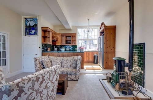 Mexborough Apartment | Carnegie Library Shakespeare Apartment 3 bed