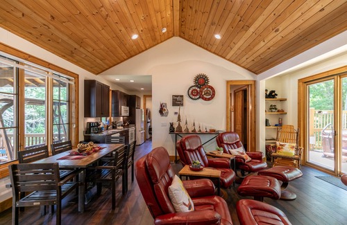 Blowing Rock Cabin | Carolina Wren Cottage NEW cabin near Blowing Rock with 2 suites and hot tub!