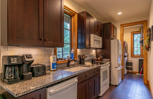 Blowing Rock Cabin | Carolina Wren Cottage NEW cabin near Blowing Rock with 2 suites and hot tub!