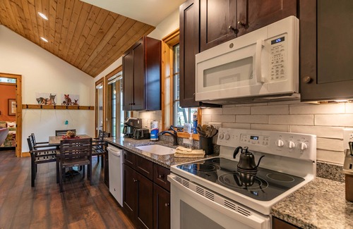 Blowing Rock Cabin | Carolina Wren Cottage NEW cabin near Blowing Rock with 2 suites and hot tub!
