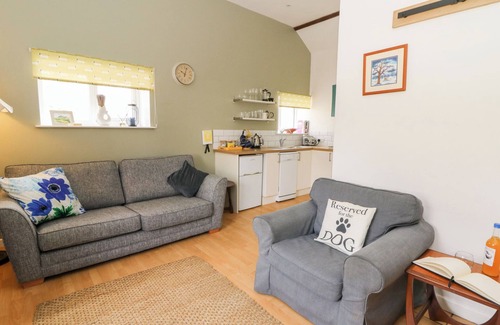 Pentrefelin Cottage | CARREG CENNEN COTTAGE, pet friendly, with a garden in Llandeilo