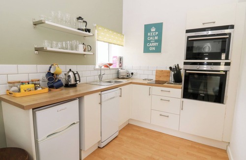 Pentrefelin Cottage | CARREG CENNEN COTTAGE, pet friendly, with a garden in Llandeilo