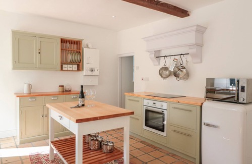 Presteigne Cottage | CARRIAGE HOUSE, character holiday cottage, with hot tub in Presteigne