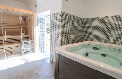 Presteigne Cottage | CARRIAGE HOUSE, character holiday cottage, with hot tub in Presteigne