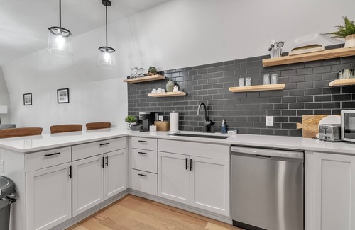 Front Park House | Carriage House Loft - King Bed and Garage Parking