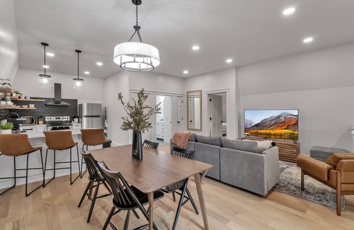 Front Park House | Carriage House Loft - King Bed and Garage Parking