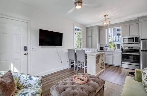 Savannah Victorian District Apartment | Carriage House Retreat Near Forsyth Park by Lucky Savannah