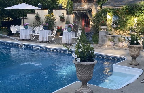 Lexington House | Carriage House Villa and gardens in downtown historic Lexington SC