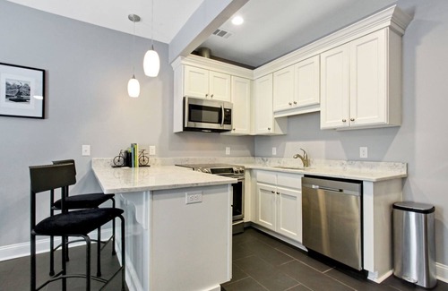 Metropolitan House | Carriage House W/Hot Tub! Near Starland Yard