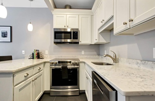 Metropolitan House | Carriage House W/Hot Tub! Near Starland Yard