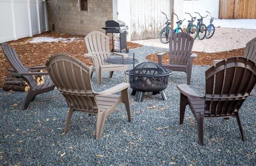 Greeley House | Carriage House Walk to UNC + Free Bikes