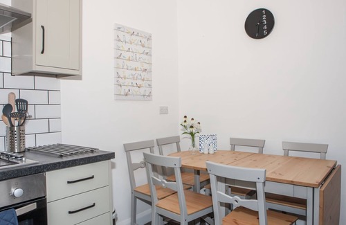 Chapel en le Frith Cottage | CARTERS COTTAGE, pet friendly in Chapel-En-Le-Frith