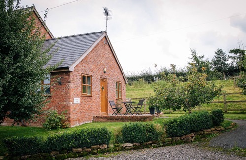 Malpas Apartment | Carters Lodge - One bedroomed cottage all on one level