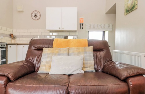 Scarborough Cottage | CARTERS, with hot tub in Staintondale