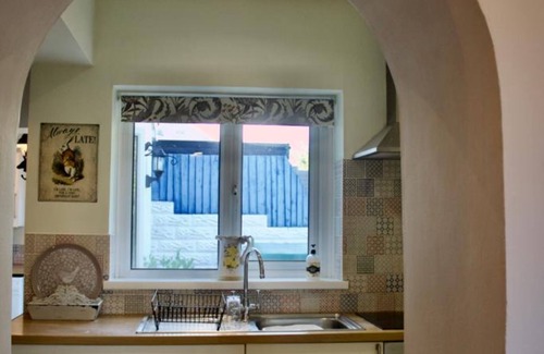 Bridgend House | Cartref,1860's Family homenOverlooks Bridgend, Newcastle Castle, Pet Friendly.