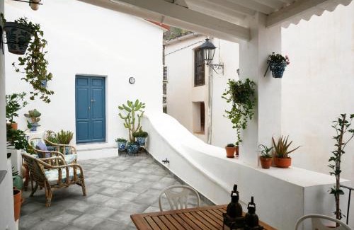 Polopos Apartment | Casa 3 Apartment and Artist Residence