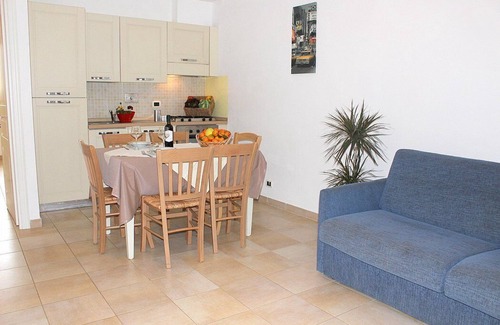 Puntone House | Casa Aliade C: A welcoming apartment that is part of a villa surrounded by the greenery.