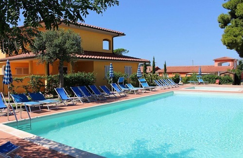 Puntone House | Casa Aliade C: A welcoming apartment that is part of a villa surrounded by the greenery.