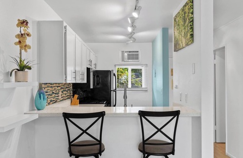 Kailua-Kona Condo | Casa Aloha Designer Condo w Oceanfront Pool