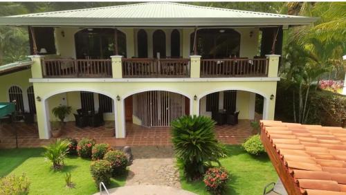 Esterillos Centro Apartment | Casa Amarilla