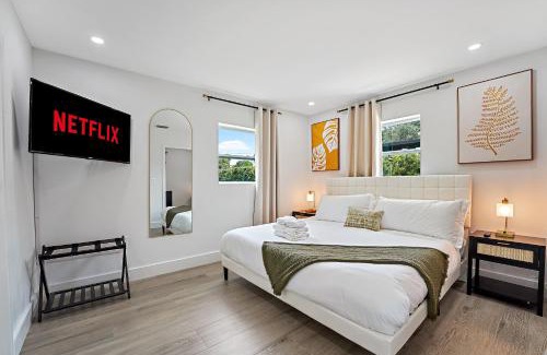 Miami Shores House | Casa Ana - Cozy space hot tub and large fenced yard