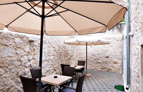 Grad Apartment | Casa Antea - 3 Bedroom with Hot Tub, Terrace and Free Parking