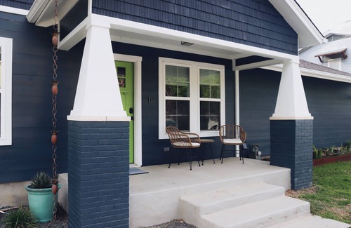 East Cesar Chavez House | Casa Azul - Hip Bungalow w/Pool, Yard and BBQ. 3bdrm 2bth