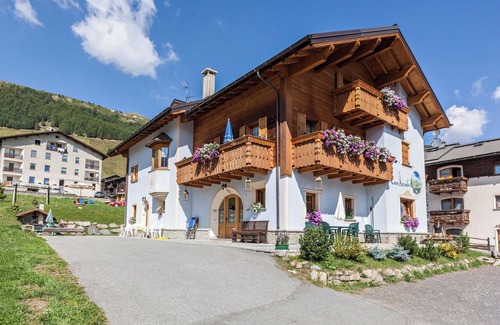 Livigno Apartment | Casa Azzurra Piano Terra with Mountain View, Wi-Fi & Garden; Parking Available